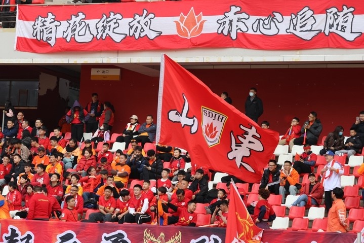 主場上萬名球迷的吶喊助威，給山東體彩女足征戰(zhàn)女超增添了能量與動(dòng)力